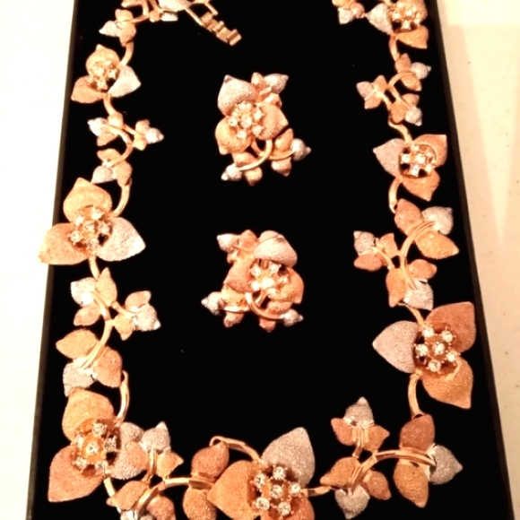 🎁 FREE GIFT INCLUDED 🎁 NWOT Fashion Jewelry Necklace & Clip-on Earrings Set - Picture 2 of 7